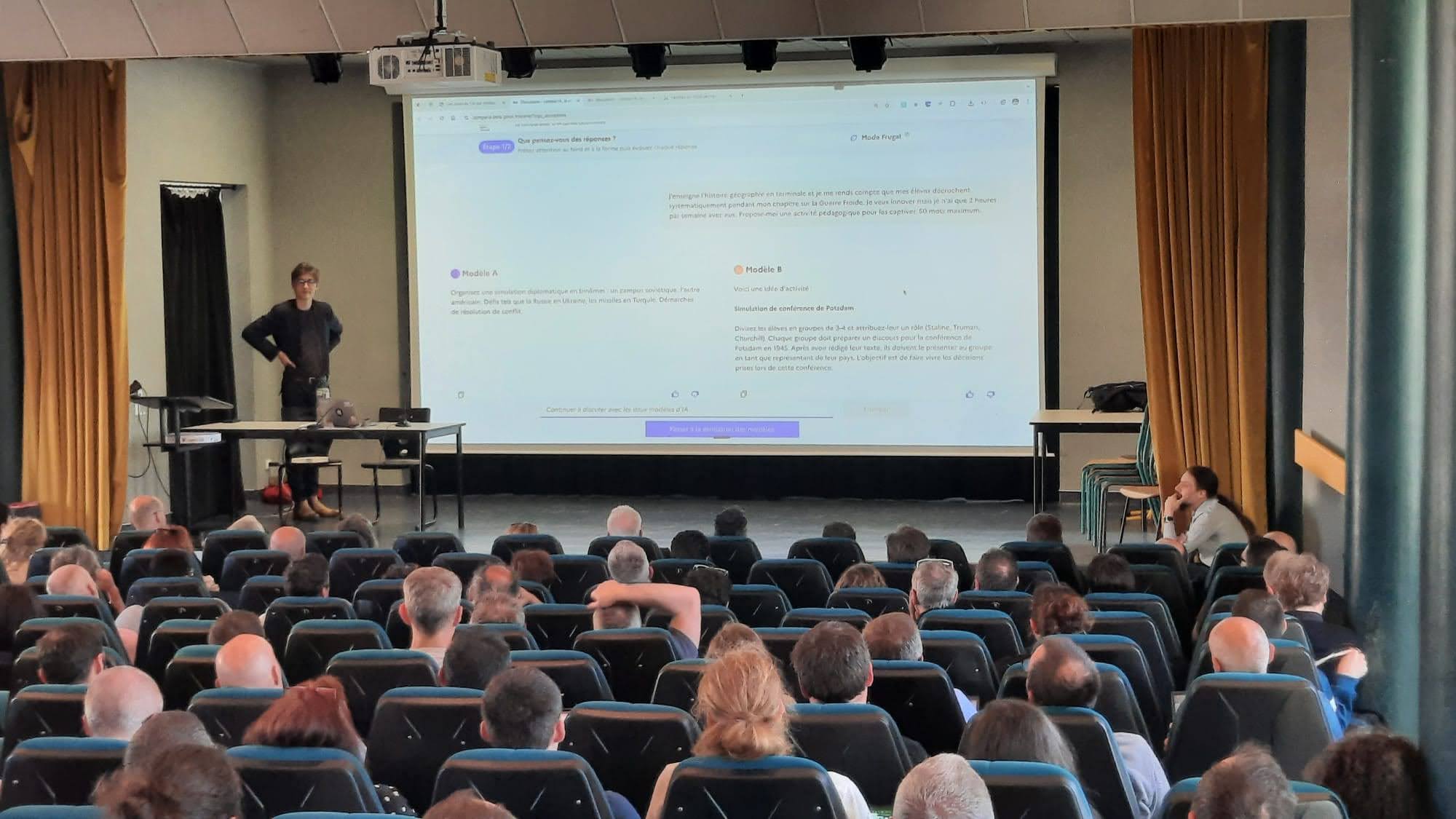 Présentation publique de compar:ia dans une salle bondée